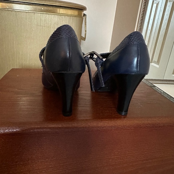 Rosolli Navy Heels - Picture 9 of 11